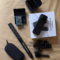 Insta360 X5 con accessori