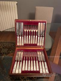 Servizio posate in argento e madreperla