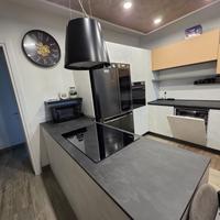 Cucina con elettrodomestici