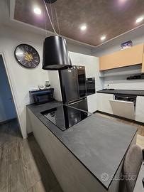 Cucina con elettrodomestici