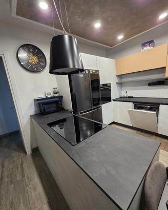 Cucina con elettrodomestici