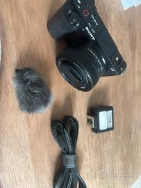 Sony ZV-E10 con obiettivo zoom kit 16-50mm OSS II