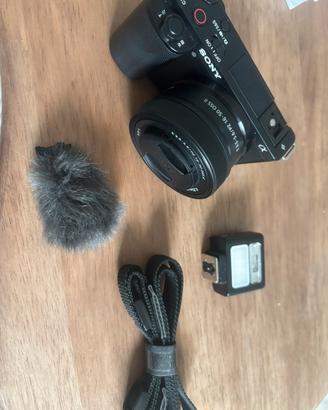 Sony ZV-E10 con obiettivo zoom kit 16-50mm OSS II