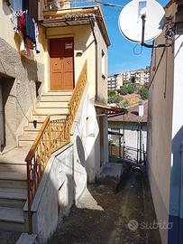 Casa con tre piani e con annessi magazzini