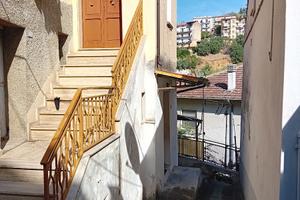 Casa con tre piani e con annessi magazzini