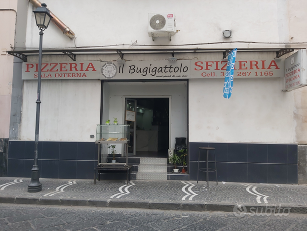 Pizzeria con forno a legna completa di tutto