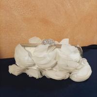 Pochette cerimonie in raso bianco con petali 