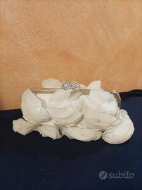 Pochette cerimonie in raso bianco con petali 