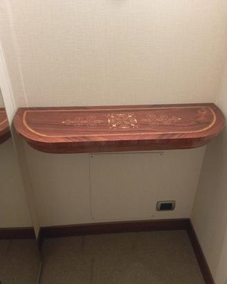 Consolle in legno intarsiato
