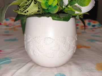 Vaso/centrotavola in ceramica con fiori finti
