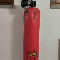 sacco boxe con supporto e panca piana
