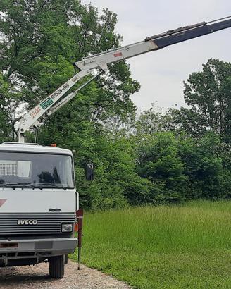Iveco 145.17 con ribaltabile,  gru e radiocomando