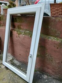 finestra in pvc con cornice senza vetro