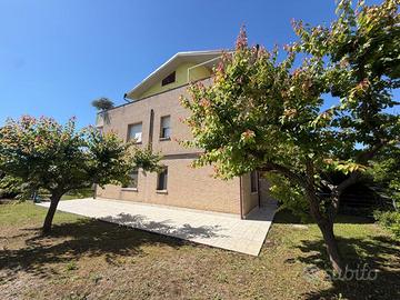 Soluzione con ingresso indipendente, box e corte