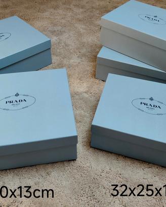 scatole Prada celesti di varie dimensioni 