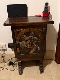Comodino  in legno intagliato medioevale/gotico