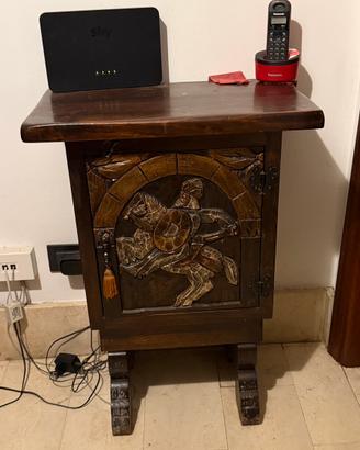 Comodino  in legno intagliato medioevale/gotico