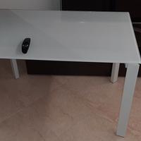 Tavolo con piano in vetro
