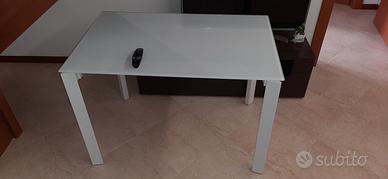 Tavolo con piano in vetro