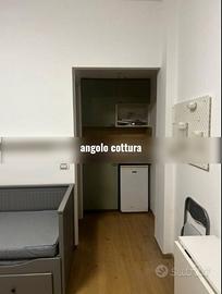 VALLE AURELiA MONOLOCALE CON BALCONE E BEN COLLEGA