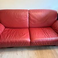 Divano 2 posti di Pelle rossa (NATUZZI) 300 euro