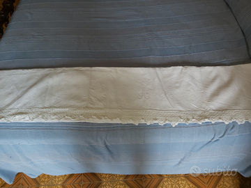 2 lenzuola pregiate sopra una piazza con ricami