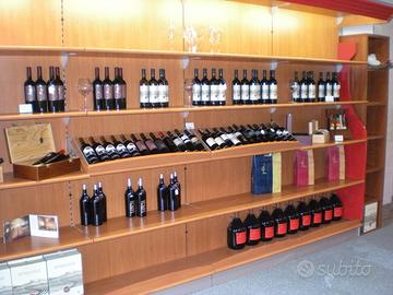 Parete vini luminosa