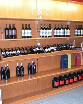 Parete vini luminosa
