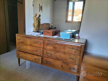 Vecchio comò a cassettoni