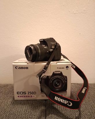 Fotocamera reflex Canon EOS 250D con accessori