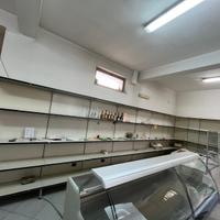 scaffale espositivo a parete