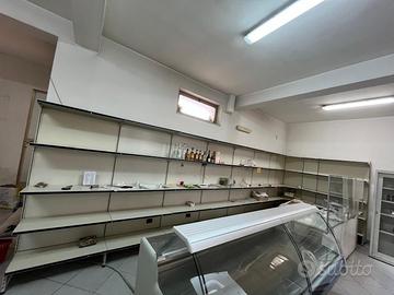 scaffale espositivo a parete