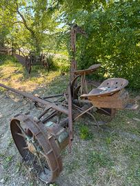 Mezzi agricoli d’epoca falciatrice aratro ranghiat