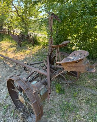 Mezzi agricoli d’epoca falciatrice aratro ranghiat