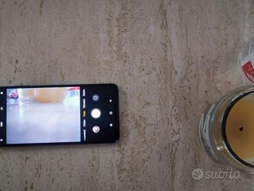 Smartphone con microtelecamera spia nascosta