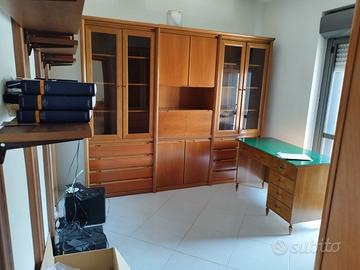 Libreria in legno massello a tre moduli