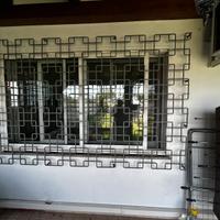 doppia finestra con ringhiera