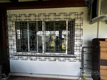 doppia finestra con ringhiera