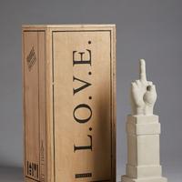 L.O.V.E dito medio cattelan