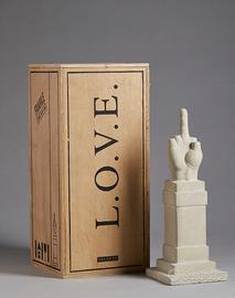 L.O.V.E dito medio cattelan