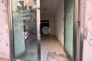 NEGOZIO A NAPOLI