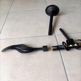 Bastone in ferro battuto con terminali decorativi 