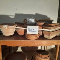 vasi in plastica e terracotta