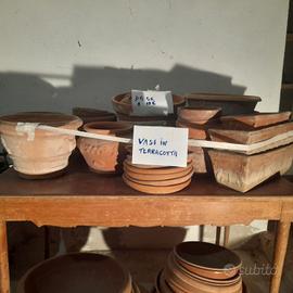 vasi in plastica e terracotta