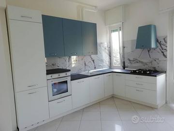 CUCINA ARREDO CON ELETTRODOMESTICI
