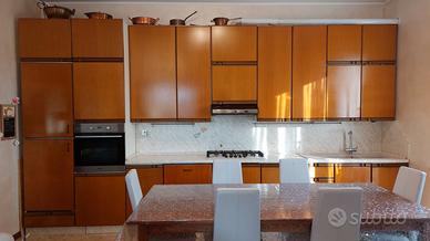 Grande cucina Noce (4,70 mt) componibile + tavolo