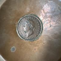 Ciotolina con antica moneta incastonata