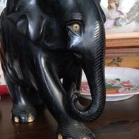 Elefante in legno nero con inserti in osso