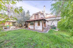 Villa di 160 m² con più di 5 locali e box auto a F