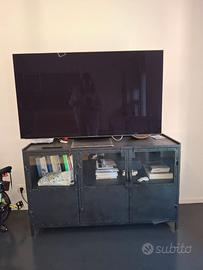 Mobile TV industriale in ferro e vetro